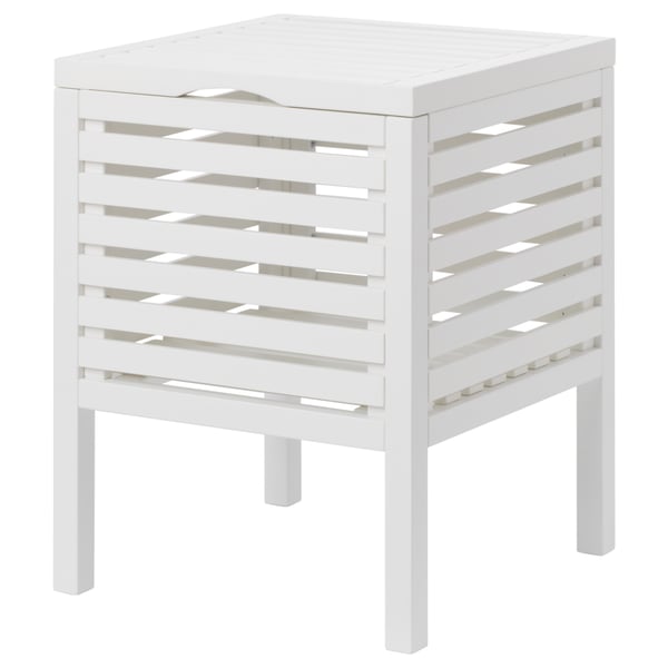 Een witte MUSKAN-kruk met een lattenontwerp voor opslag onder het deksel. Het is gemaakt van massief espenhout.