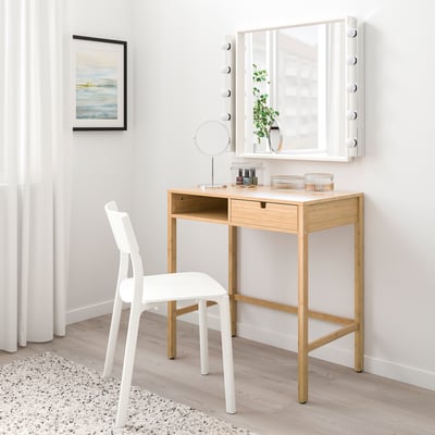 NORDKISA houten kaptafel met stoel en spiegel, lade met zijtoegang, witte muur.