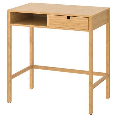 Een NORDKISA lichtbruin bamboe bureau met een enkele lade en open plank, ontworpen voor compacte ruimtes.