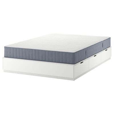 Een wit NORDLI bedframe met grijze matras, met 6 lades voor opslag. Ideaal voor compacte ruimtes.