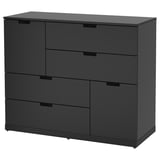 Een zwarte NORDLI ladekast met zes lades. Het moderne design, strakke lijnen en gladde ladegeleiders.