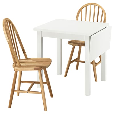 NORDVIKEN: compacte witte klaptafel met twee lichthouten stoelen. Eenvoudig, ruimtebesparend ontwerp.