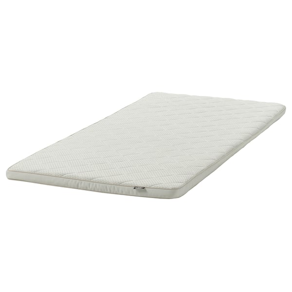Een witte NYLÄGET topmatras. Het heeft een getextureerd, rechthoekig ontwerp en biedt comfort en ademend vermogen.