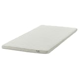Een witte NYLÄGET topmatras. Het heeft een getextureerd, rechthoekig ontwerp en biedt comfort en ademend vermogen.