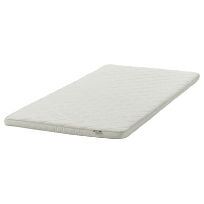 Een witte NYLÄGET topmatras. Het heeft een getextureerd, rechthoekig ontwerp en biedt comfort en ademend vermogen.