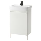 Witte badkamermeubel, enkele wastafel, zwarte kraan. Modern, compact ontwerp met matte kast.
