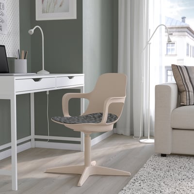 Modern kantoor aan huis met ODGER stoel, witte, lichte houten vloer, groene muur, groot raam, beige bank, wit bureau, laptop, lamp.