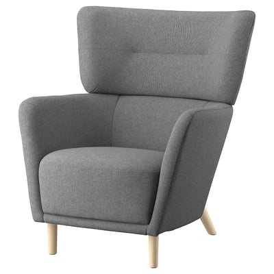 Toont een grijze OSKARSHAMN-fauteuil met een hoge rugleuning en gevleugelde zijkanten, ondersteund door lichte houten poten en bekleed met een zachte stof.