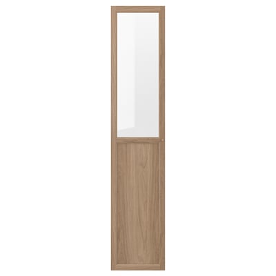 Een OXBERG deur in eikentint voor billy boekenkast, met een combinatie van glas en houten panelen.