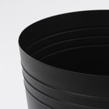 Close-up van moderne zwarte plantenpotten met een sterke, gladde en matte afwerking. Omcirkelde ribbels voor stabiliteit.