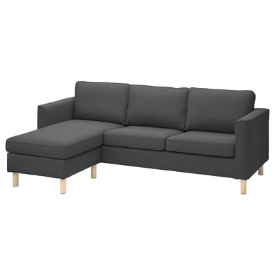 Een grijze PÄRUP hoekbank met een ribfluwelen bekleding met brede ribben, met een modern design en houten poten.