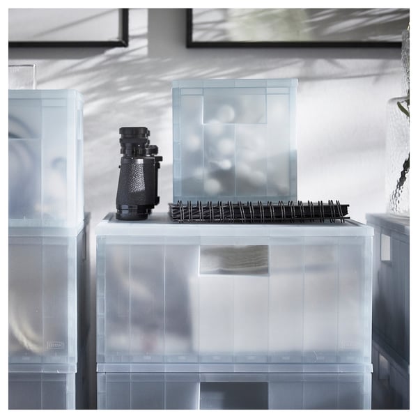 Doorzichtige plastic opbergdozen met camera & statief accessoires, zwarte handvatten.