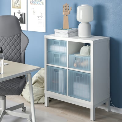 Thuiskantoor met PANSARTAX witte opberger, lichte houten vloer, blauwe accenten en decoratieve items. Gezellig en georganiseerd.
