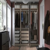 PAX kledingkast, wit met spiegeldeuren, met kleding, laden, manden in bruine kamer, efficiënte opslag.