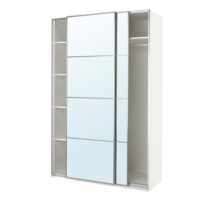 Een witte ikea PAX kledingkast met gespiegelde schuifdeuren en interne planken.