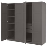 Grijze ikea PAX kledingkast met open deuren, verstelbare planken.