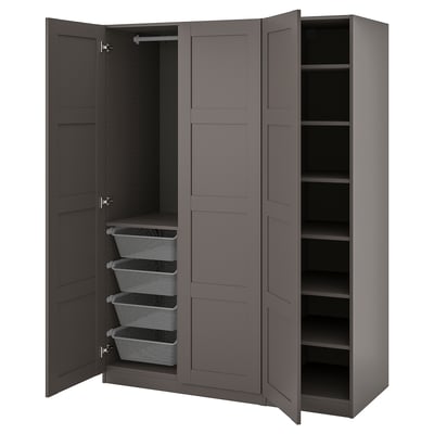 Een open grijze PAX-kledingkast met gaasmanden en planken voor opslag.