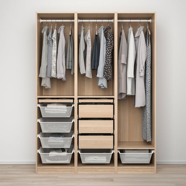Moderne kast met kleding, planken, manden en lades voor georganiseerde opslag.