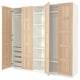 Optie: Deze afbeelding toont een ikea PAX kledingkast in wit en licht hout. Het heeft vier open deuren, twee planken en uittrekbare gaasmanden.