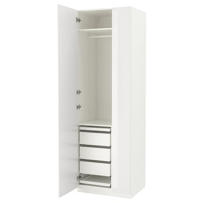 Een witte ikea PAX kledingkast met zilveren hardware, met lades en planken aan de binnenkant.