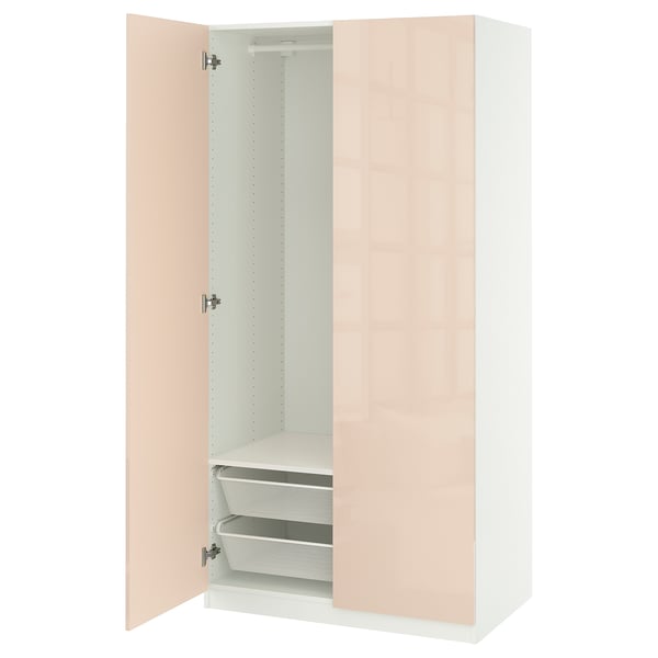 Een open lichtroze ikea PAX kledingkast met mesh lades.