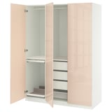 PAX kledingkast: lichtroze, drie deuren, twee planken, soft-close scharnieren, modern design.