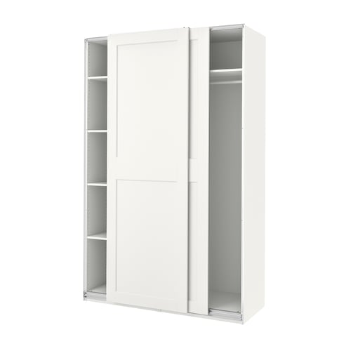 Een witte PAX kledingkast met schuifdeuren, minimalistisch design en matglazen inzetstukken.