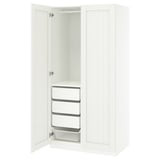Witte ikea PAX kledingkast met open deur, metalen rail en gaasmand.