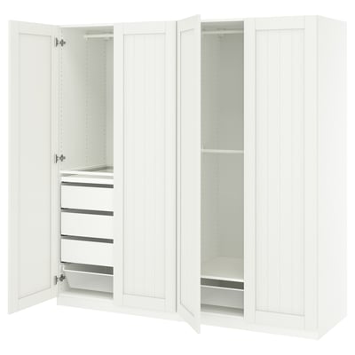 Witte PAX kledingkast met open deuren, planken en lades.