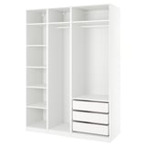 Een ikea PAX kledingkast in het wit met een modulair ontwerp met planken en lades.