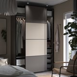 Moderne slaapkamer met PAX kledingkast, grijs en wit, schuifdeuren, georganiseerd met planken en hangende kleding.
