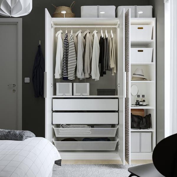 Open kledingkast met kleding, laden, manden en planken, georganiseerd met opbergoplossingen.