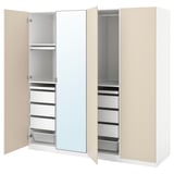 Ikea PAX kledingkast, beige, spiegeldeur, wit interieur, meerdere planken en lades.