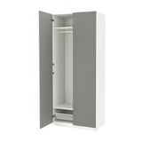Ikea PAX kledingkast in wit met lichtblauwe deuren, smal frame, soft-close scharnieren.