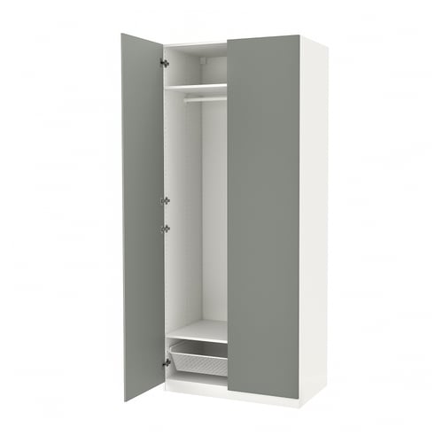 Ikea PAX kledingkast in wit met lichtblauwe deuren, smal frame, soft-close scharnieren.