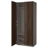 Donkerbruine houten kledingkast, merk PAX, met soft-close scharnieren, drie planken en ophangstang.