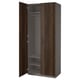 Donkerbruine houten kledingkast, merk PAX, met soft-close scharnieren, drie planken en ophangstang.
