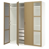 PAX kledingkast: wit & eikenhout, 3 secties, 2 open, 1 met laden & glazen deuren.