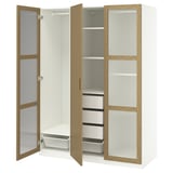 Moderne PAX kledingkast in wit met houten bekleding, met glazen deuren, planken en een gaasmand aan de binnenkant.