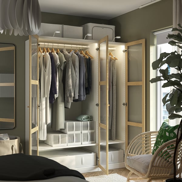 Moderne open kledingkast met kleding, doorschijnende deuren, licht en opbergdozen.