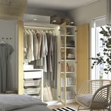 Open kledingkast met kleding, planken en opslag.