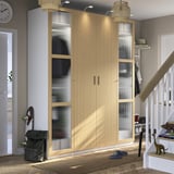 Houten PAX kledingkast met glas, trap, deurmat, speelgoed en moderne verlichting.