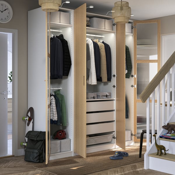 Open houten kast toont kleding, lades en planken. Soft-close scharnieren zichtbaar op deuren.