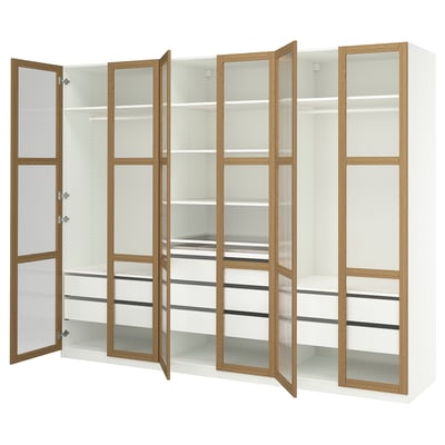 Moderne witte en eikenhouten kledingkast met glazen deuren open. Drie compartimenten, verstelbare planken.
