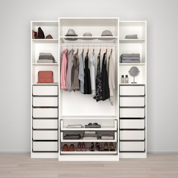Moderne kast met hangende kleding, opgevouwen items, schoenen en accessoires, met georganiseerde opslag met ophangrail, planken en laden.