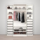Moderne kast met hangende kleding, opgevouwen items, schoenen en accessoires, met georganiseerde opslag met ophangrail, planken en laden.