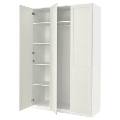 Een open gebroken witte IKEA PAX kledingkast met verstelbare planken en hangruimte.