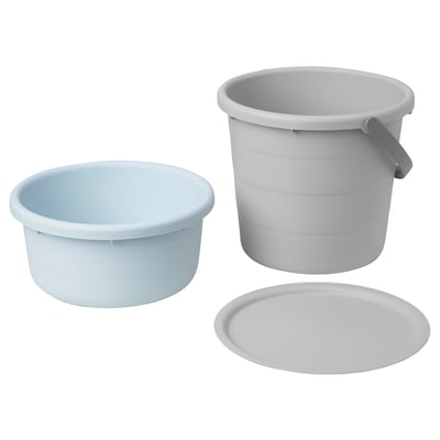 Een PEPPRIG grijze plastic emmer met een deksel en stevig handvat, ontworpen voor eenvoudig transport en opslag van water.