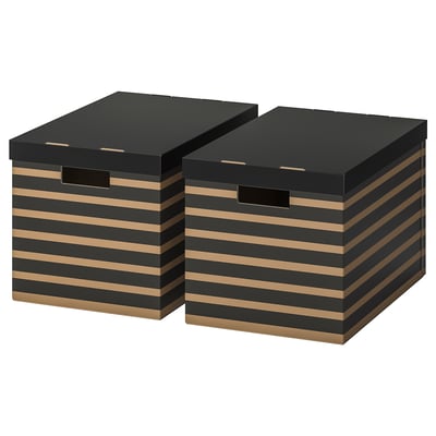 Twee zwart en bruin gestreepte opbergdozen met uitgesneden handgrepen.