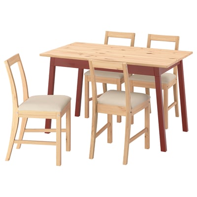 Licht grenen eethoek met tafel en 4 stoelen, beige bekleding.